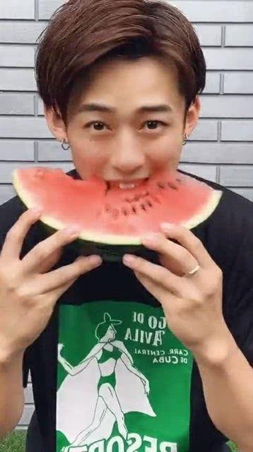 吃瓜网红小哥哥是谁呀图片,吃瓜网红小哥哥的真实身份！